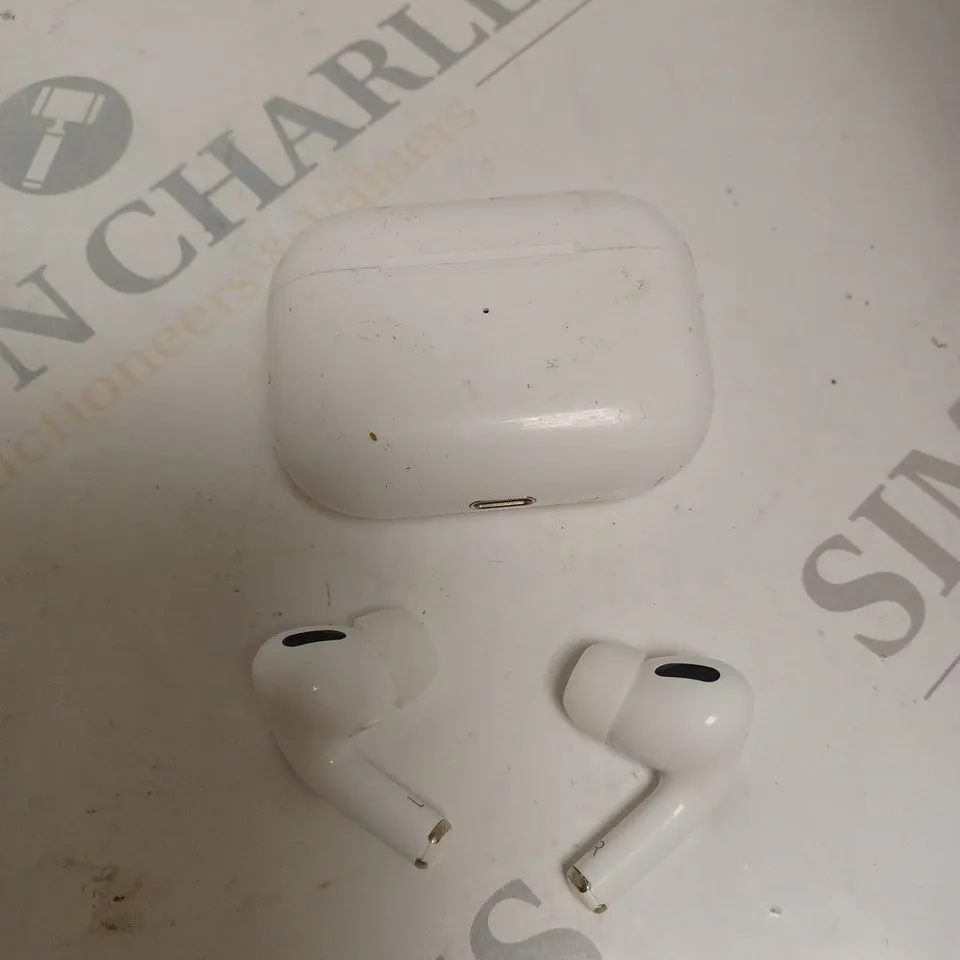 APPLE AIRPODS IN WHITE WITH CHARGING CASE 