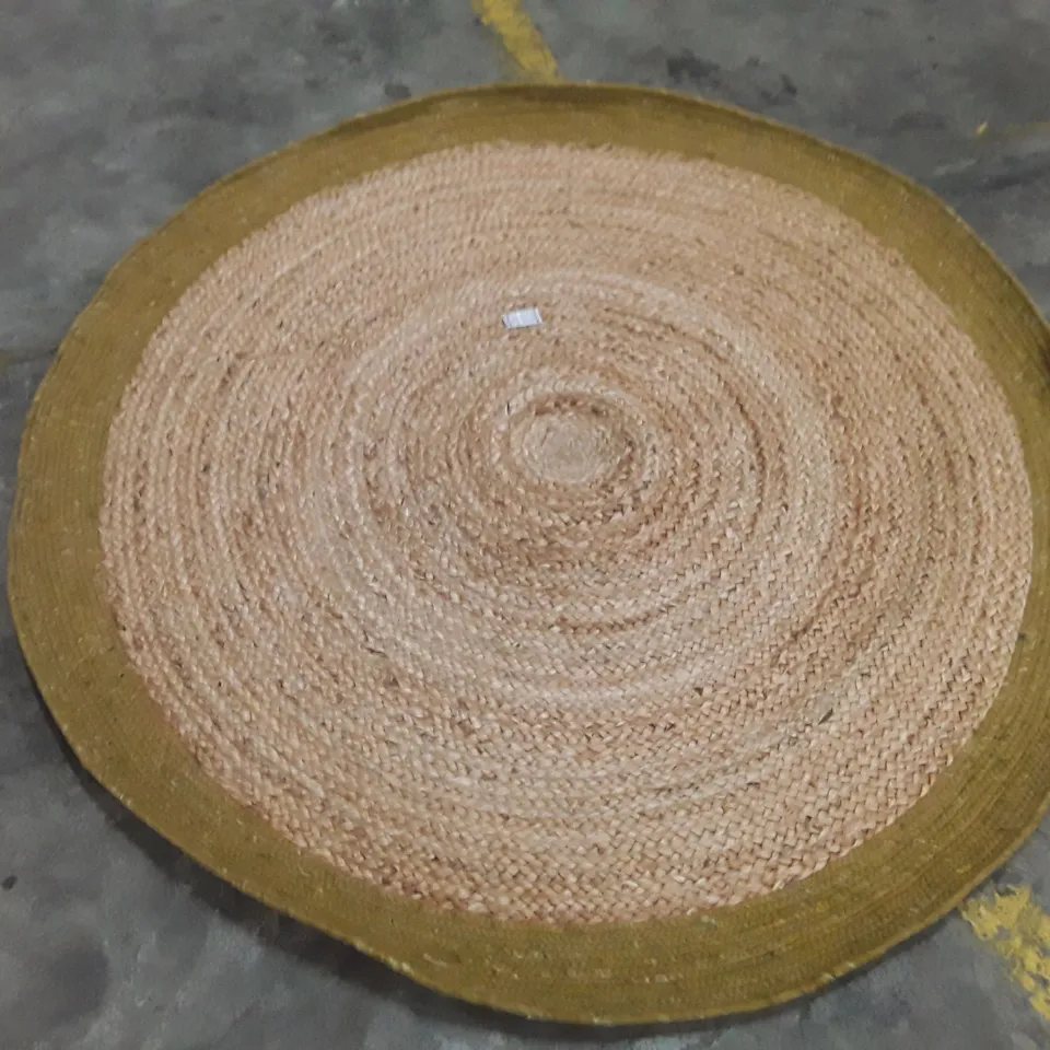 QUALITY DESIGNER AREA RUG 140X140CM APPROXIMATELY 