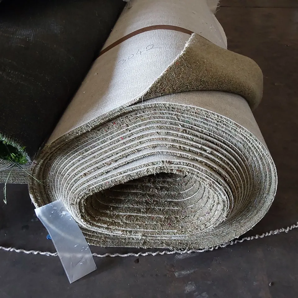 ROLL OF QUALITY DIM HEATHERS CARPET // SIZE: APPROX 5 X 25.95m