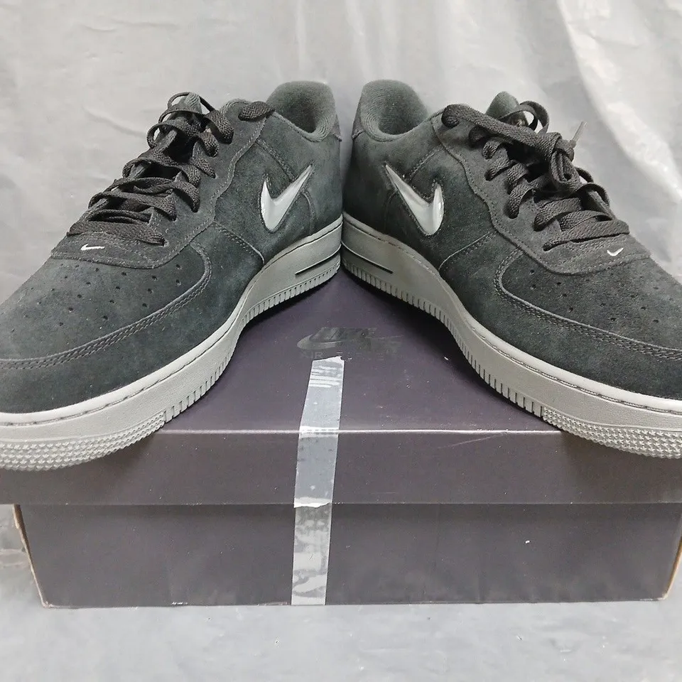 BOXED PAIR OF NIKE AIR FORCE 1 JEWEL SHOES IN BLACK/GREY SIZE UK 13