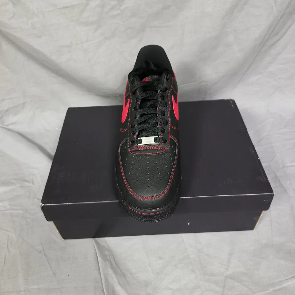 NIKE AIR FORCE 1 LOW SNEAKERS – BLACK WITH RED SWOOSH SIZE 8 UK