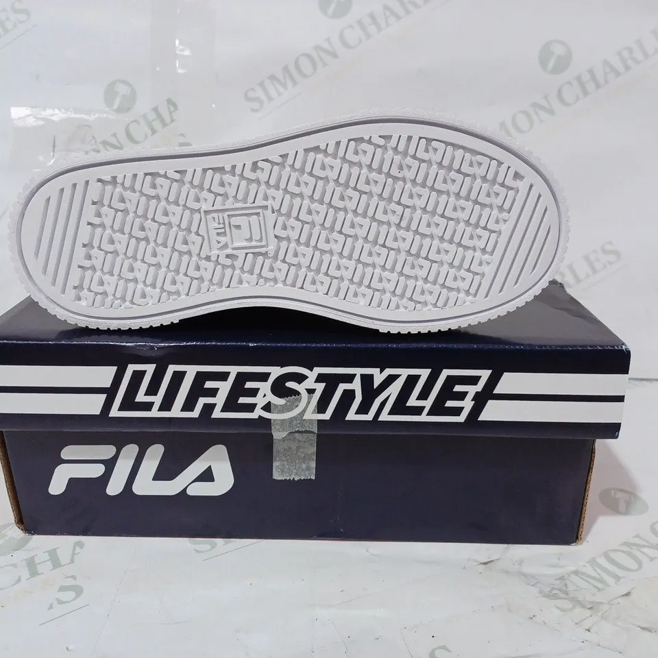 BOXED PAIR OF FILA TRAINERS IN WHITE/PINK UK SIZE 1