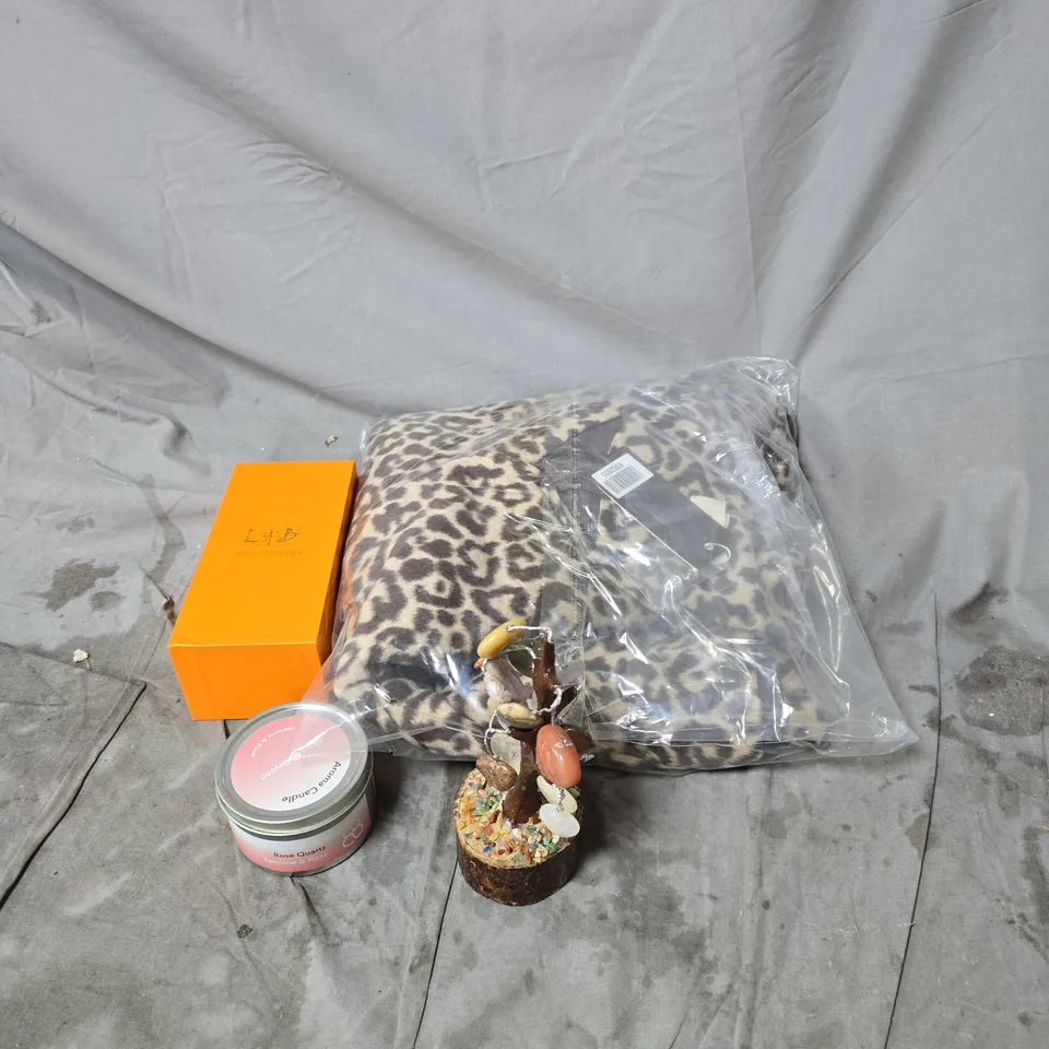 BOX OF APPROXIMATELY 30 ASSORTED HOUSEHOLD ITEMS TO INCLUDE CLOTHING, LAB PRO SHAVE, AROMA CANDLE, ORNAMENT ETC