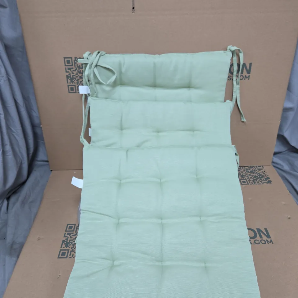 CAGE OF APPROXIMATELY 20 ASSORTED ITEMS TO INCLUDE: CASABELLA CUSHIONS