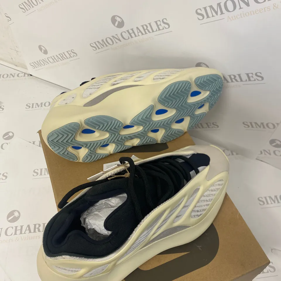 BOXED PAIR OF ADIDAS YEEZY 700 V3 TRAINERS SIZE 8