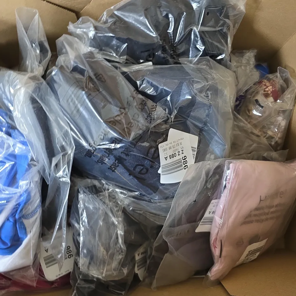 APPROXIMATELY 20 ASSORTED CLOTHING ITEMS IN VARIOUS SIZES, STYLES & SIZES TO INCLUDE PULL ON TROUSERS, DENIM JEANS, BLUE SWIMSUIT, ETC - COLLECTION ONLY