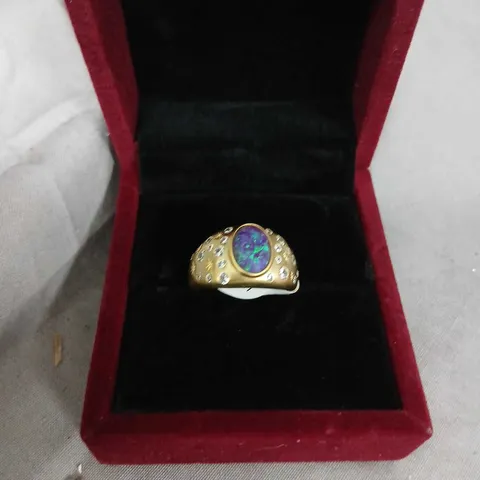 GOLD-TONE RING WITH OPAL-LIKE CENTRE STONE AND CRYSTAL SURROUND – IN RED VELVET PRESENTATION BOX 