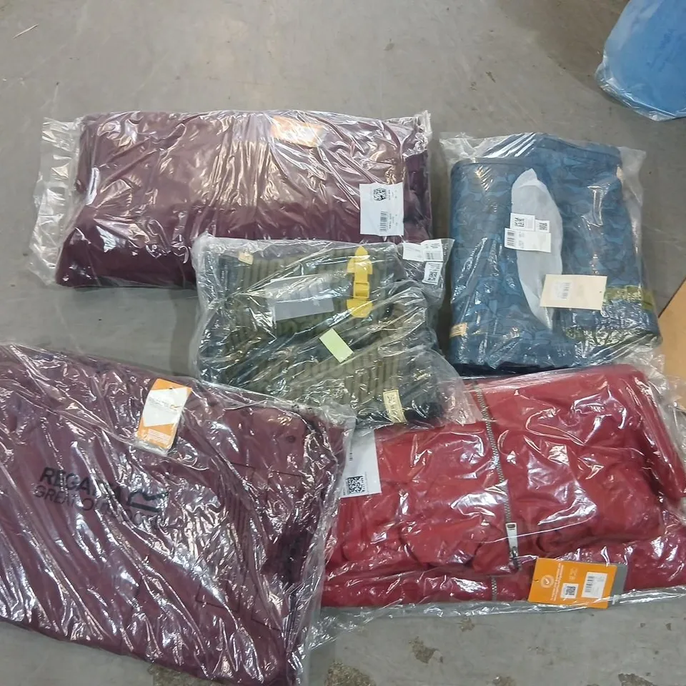 APPROXIMATELY 12 ITEMS OF ASSORTED BRAND NEW REGATTA CLOTHING AND ACCESSORIES