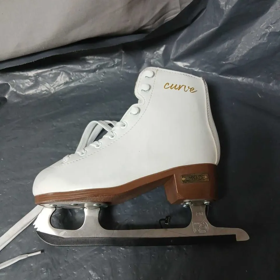 CURVE WHITE FIGURE ICE SKATES (PAIR) – BOOTS WITH BLADES