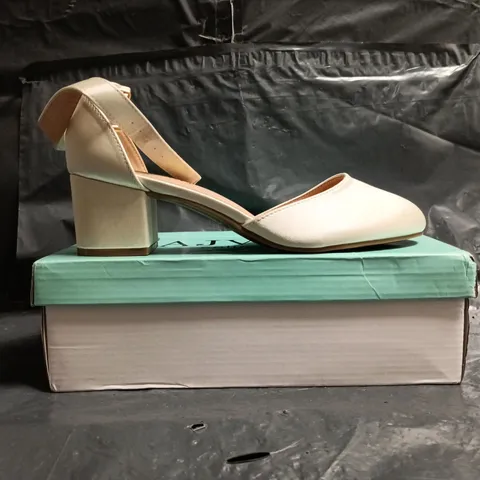 BOXED PAIR OF AJVANI CLOSED TOE BLOCK HEEL SHOES IN SATIN IVORY SIZE 8