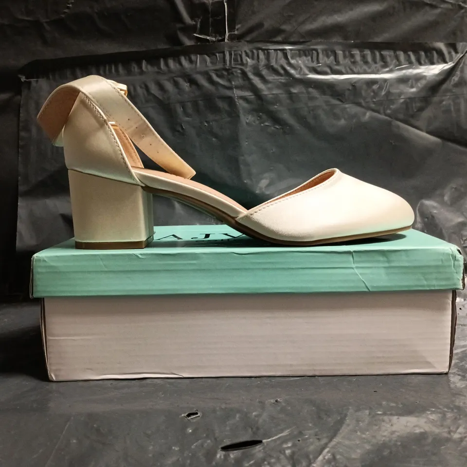 BOXED PAIR OF AJVANI CLOSED TOE BLOCK HEEL SHOES IN SATIN IVORY SIZE 8