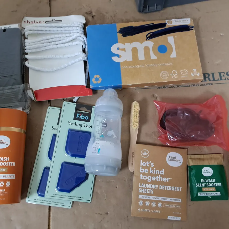 APPROXIMATELY 10 ASSORTED HOUSEHOLD ITEMS TOO INCLUDE SMOL LAUNDRY CAPSULES, FIBO SEALING TOOL, AND KIND LAUNDRY IN WASH SCENT BOOSTER ETC. 
