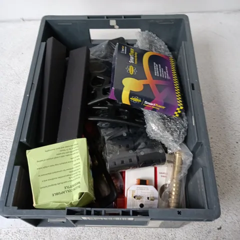APPROXIMATELY 10 ASSORTED HOUSEHOLD ITEMS INCLUDING WATERCOLOUR SET, COLLAPSIBLE WATER BOTTLE, PERSONALIZED ITEMS ETC.