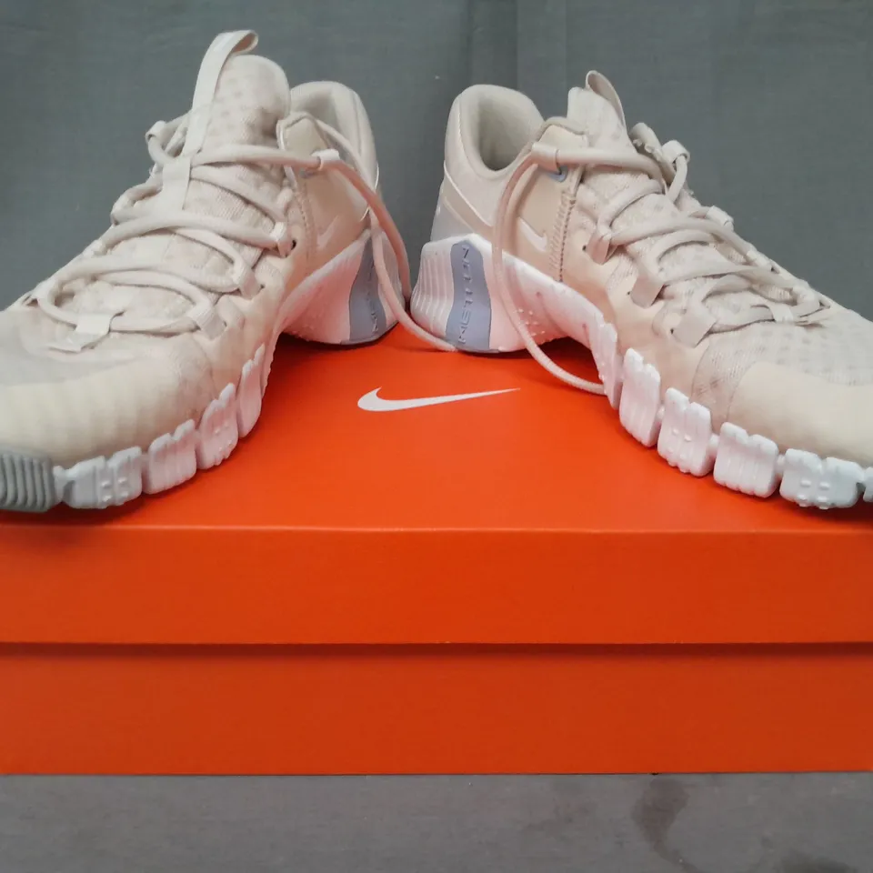 BOXED PAIR OF NIKE FREE METCON 5 SHOES IN BEIGE UK SIZE 6.5