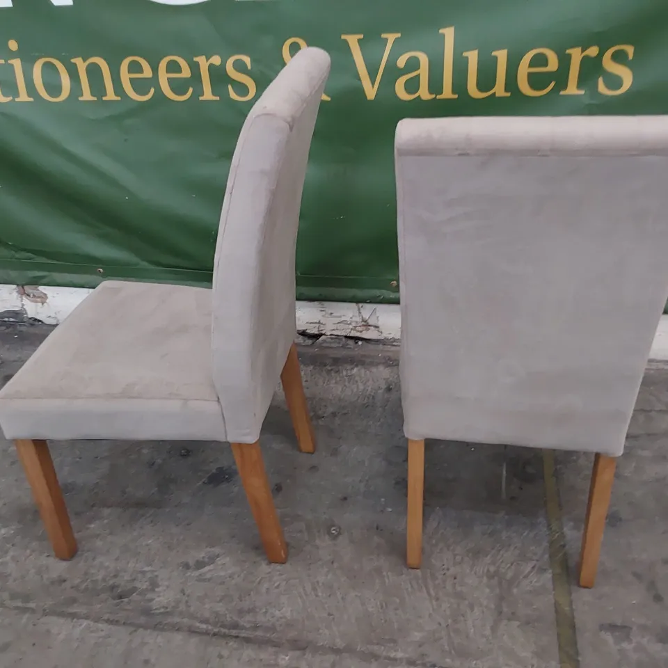 PAIR UPHOLSTERED BUTTONED BACK DINING CHAIRS LIGHT GREY PLUSH FABRIC ON NATURAL WOOD LEGS 