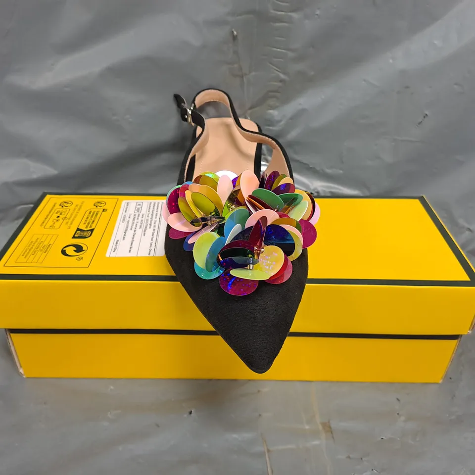 BOXED PAIR OF UNBRANDED POINTED TOE LOW HEEL SLINGBACK SHOES IN BLACK W. SEQUIN DETAIL SIZE EU 44