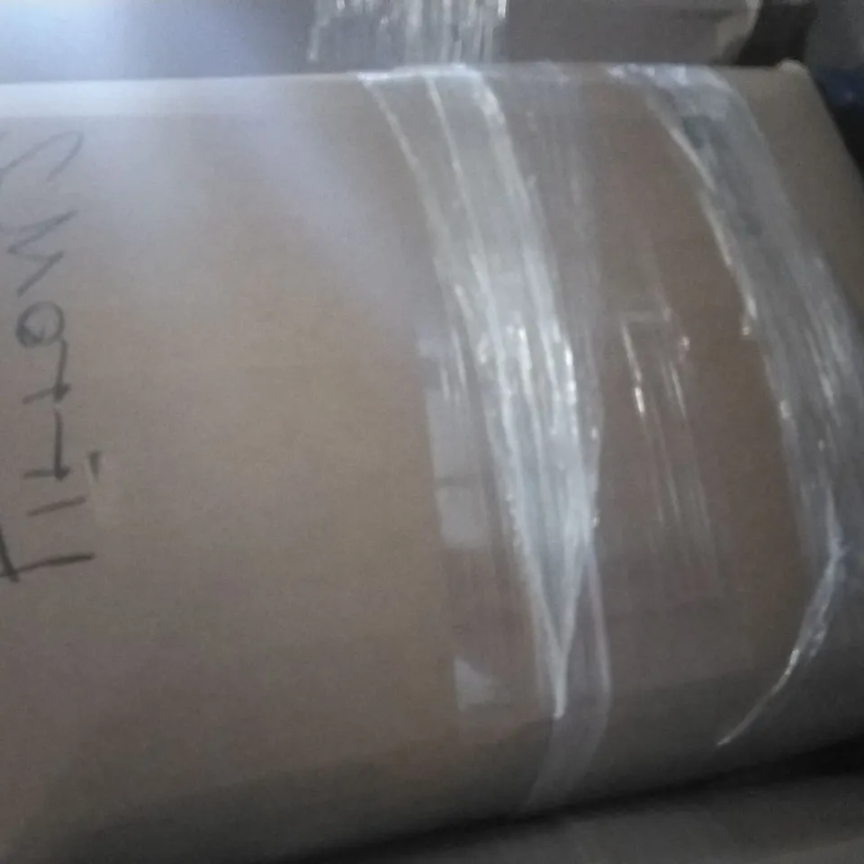 PALLET CONTAINING A LARGE QUANTITY OF PILLOWS