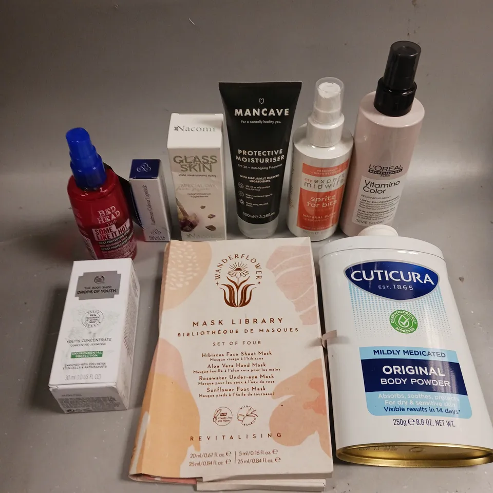 APPROXIMATELY 20 ASSORTED HEALTH & BEAUTY PRODUCTS TO INCLUDE CUTICURA BODY POWDER, MANCAVE MOISTURISER, BED HEAD PROTECTION SPRAY ETC 