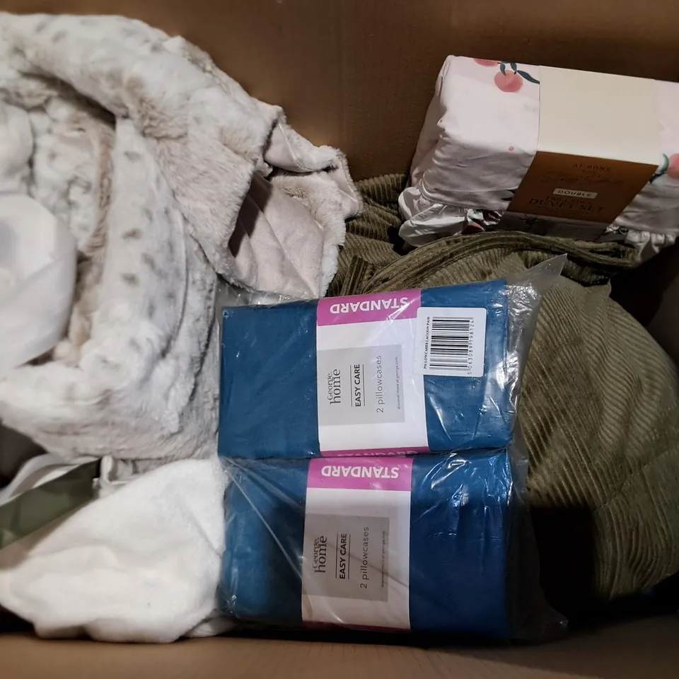 LOT OF APPROXIMATELY 15 ASSORTED BEDDING AND SOFT FURNISHING  ITEMS TO INCLUDE FILLED CUSHION, TOWELS AND DUVET SETS