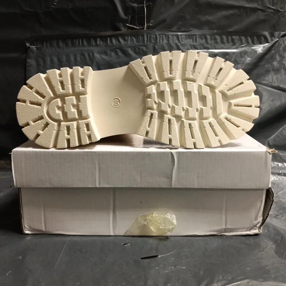 BOXED PAIR OF UNBRANDED ANKLE BOOTS IN CREAM SIZE EU 40