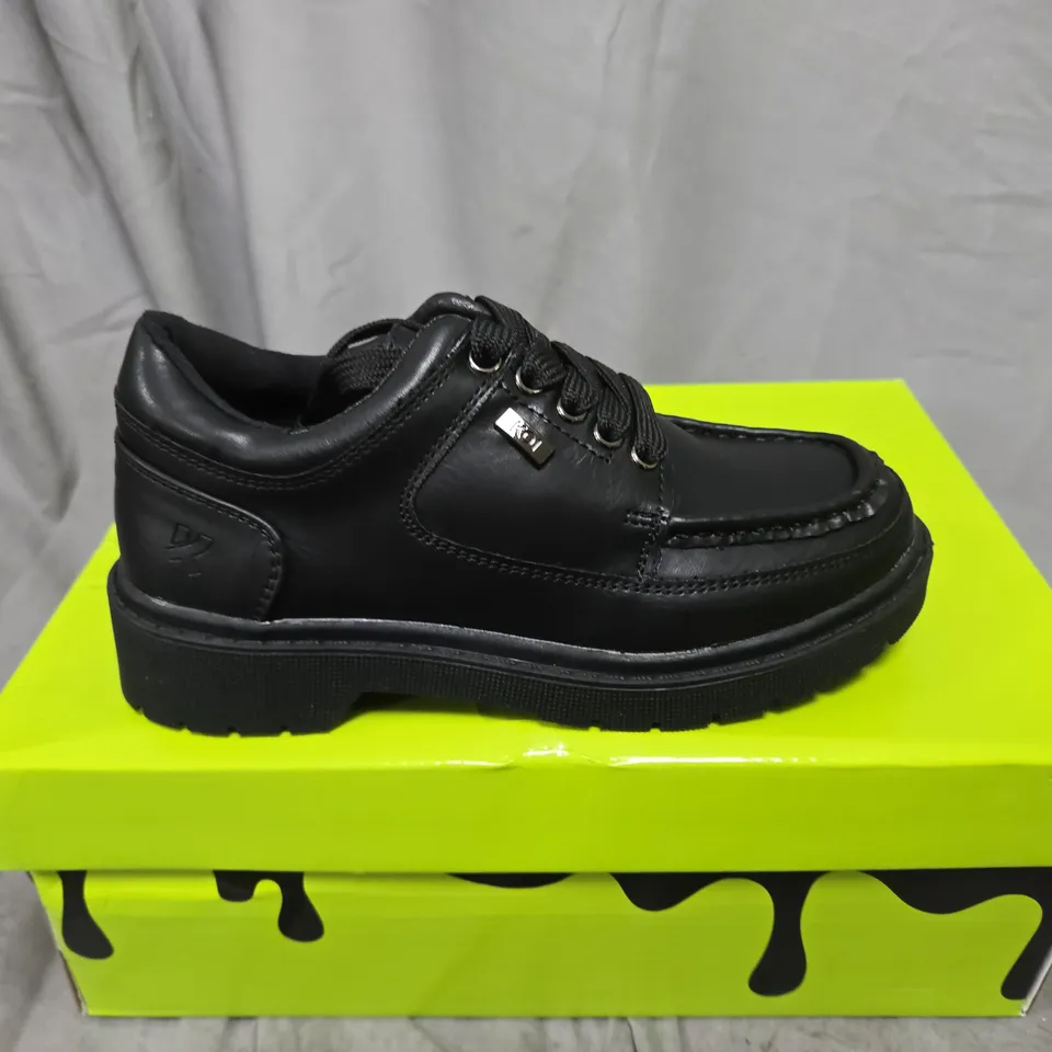 BOXED PAIR OF KOI KIDZ PLAYFUL TREK KIDZ LACE UP SHOES IN BLACK - UK 11