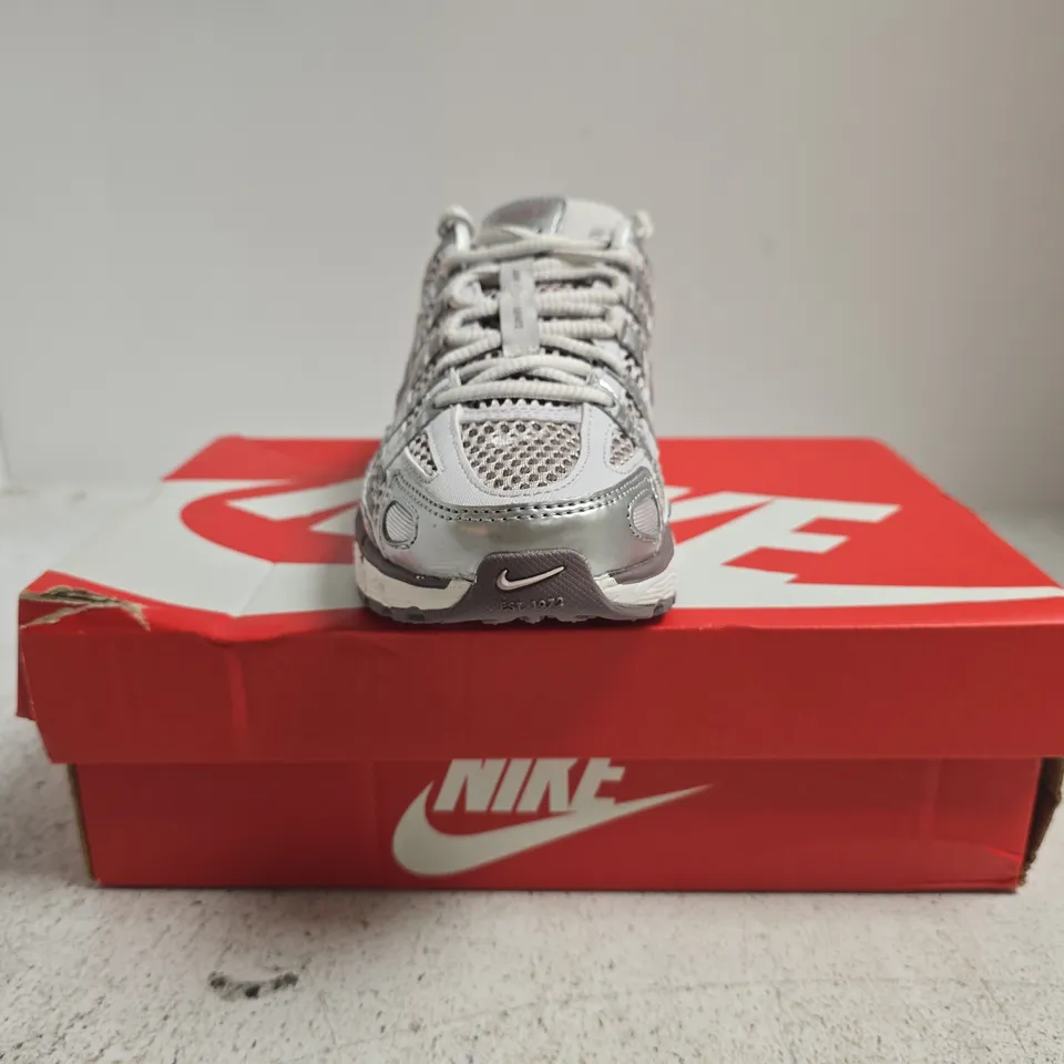 BOXED PAIR OF NIKE P-6000 TRAINERS IN SILVER SIZE UK 2.5
