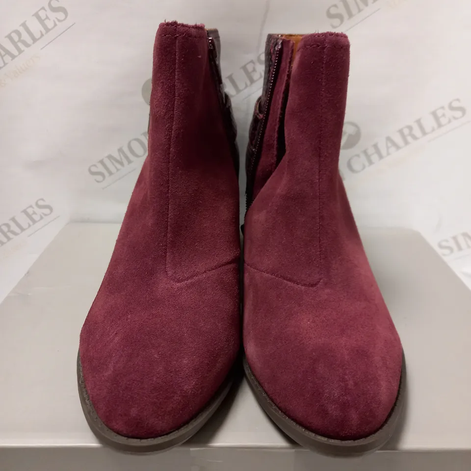 VIONIC UPRIGHT NAOMI SNAKE PRINT WINE BOOTS - SIZE 6 