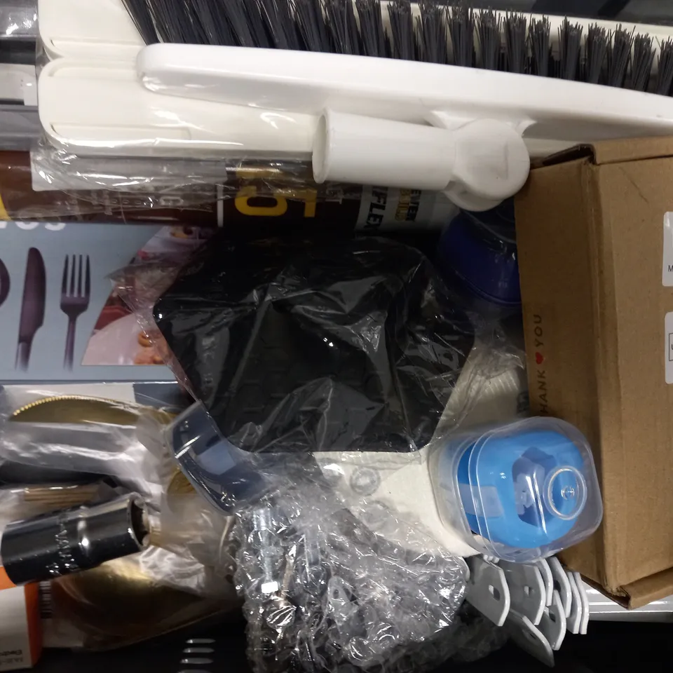 APPROXIMATELY 15 ASSORTED HOUSEHOLD ITEMS TO INCLUDE RECORD CARDS, STROBE LIGHT, KNITTING YARN, ETC