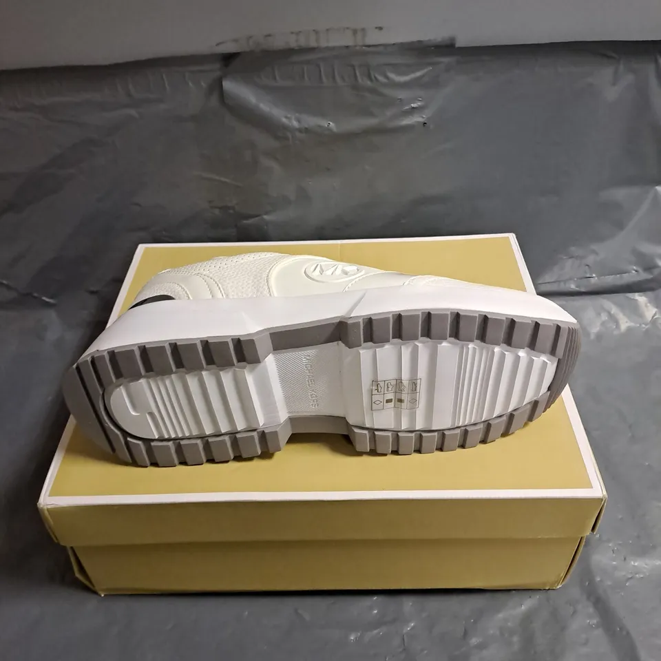 BOXED PAIR OF MICHAEL KORS PERCY FAUX LEATHER TRAINER IN WHITE SIZE US 10M