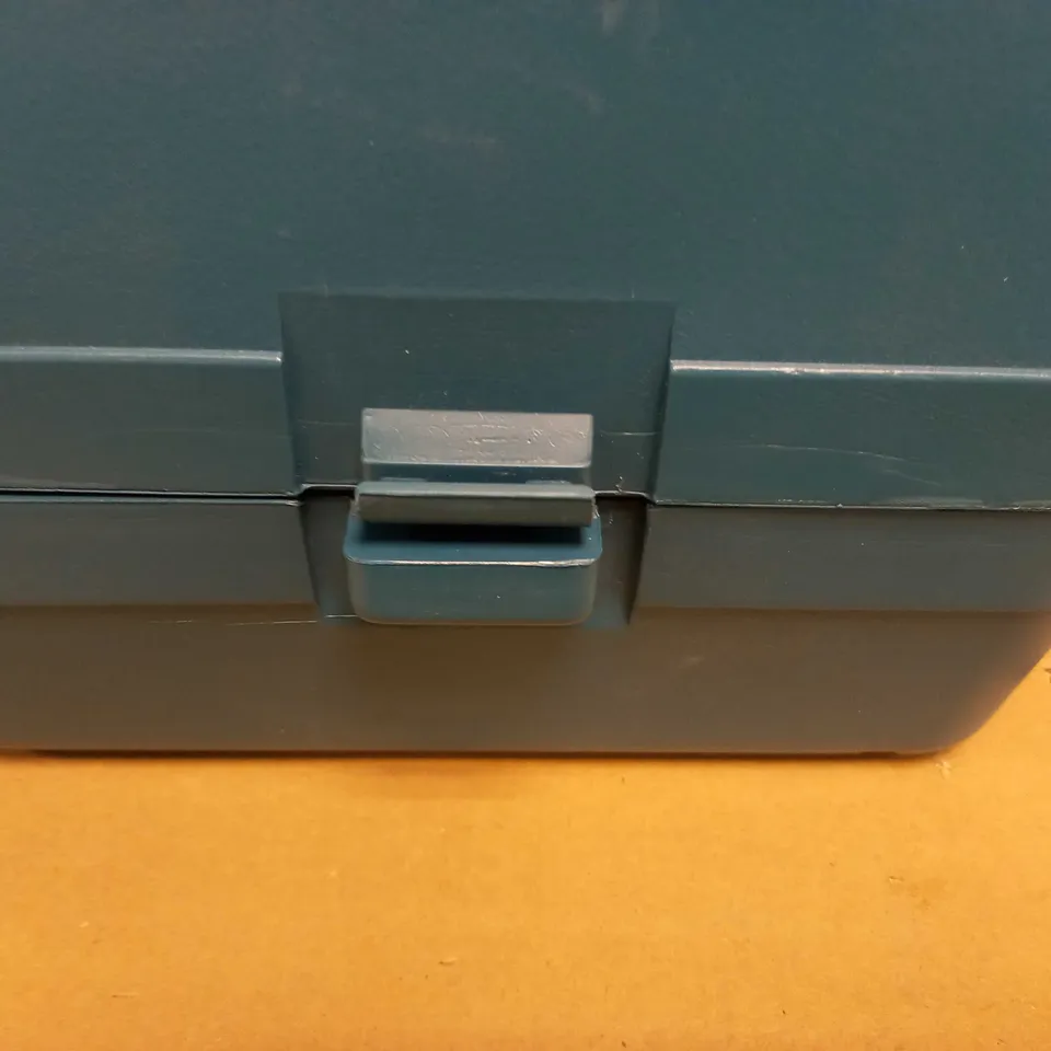 BOX OF 4 ITEMS TO INCLUDE MAKITA TOOL BOX, LARGE DRILL BIT AND TOILET LIGHT