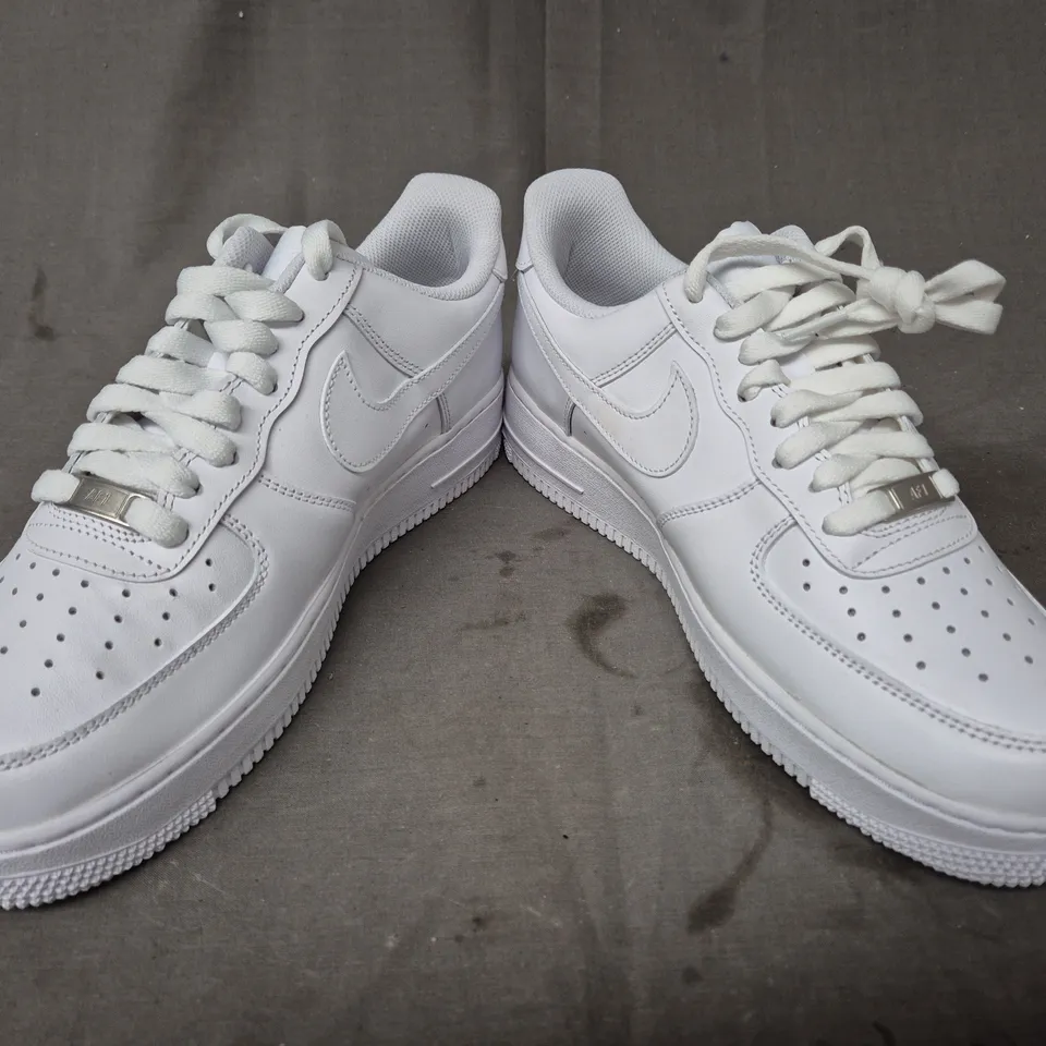 BOXED PAIR OF NIKE WOMEN'S AIR FORCE 1 '07 SHOES IN WHITE UK SIZE 8