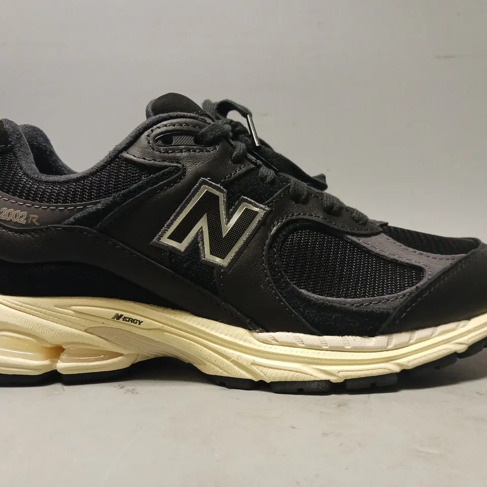 BOXED PAIR OF NEW BALANCE TRAINERS IN BLACK UK SIZE 6
