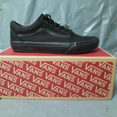 VANS UNISEX UA OLD SKOOL TRAINERS - BLACK - SIZE 5