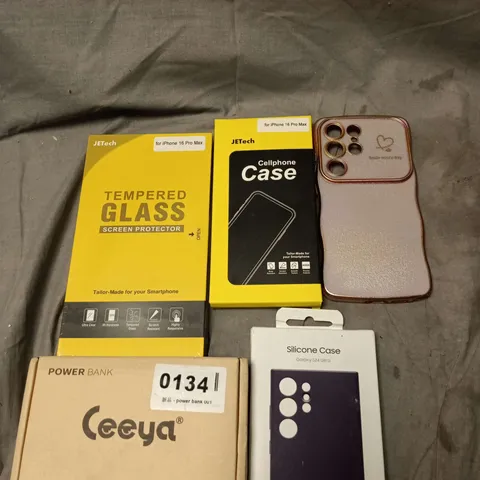 APPROXIMATELY 15 ASSORTED SMARTPHONE ACCESSORIES TO INCLUDE CHARGING CABLES, POWERBANKS, PHONE CASES ETC 