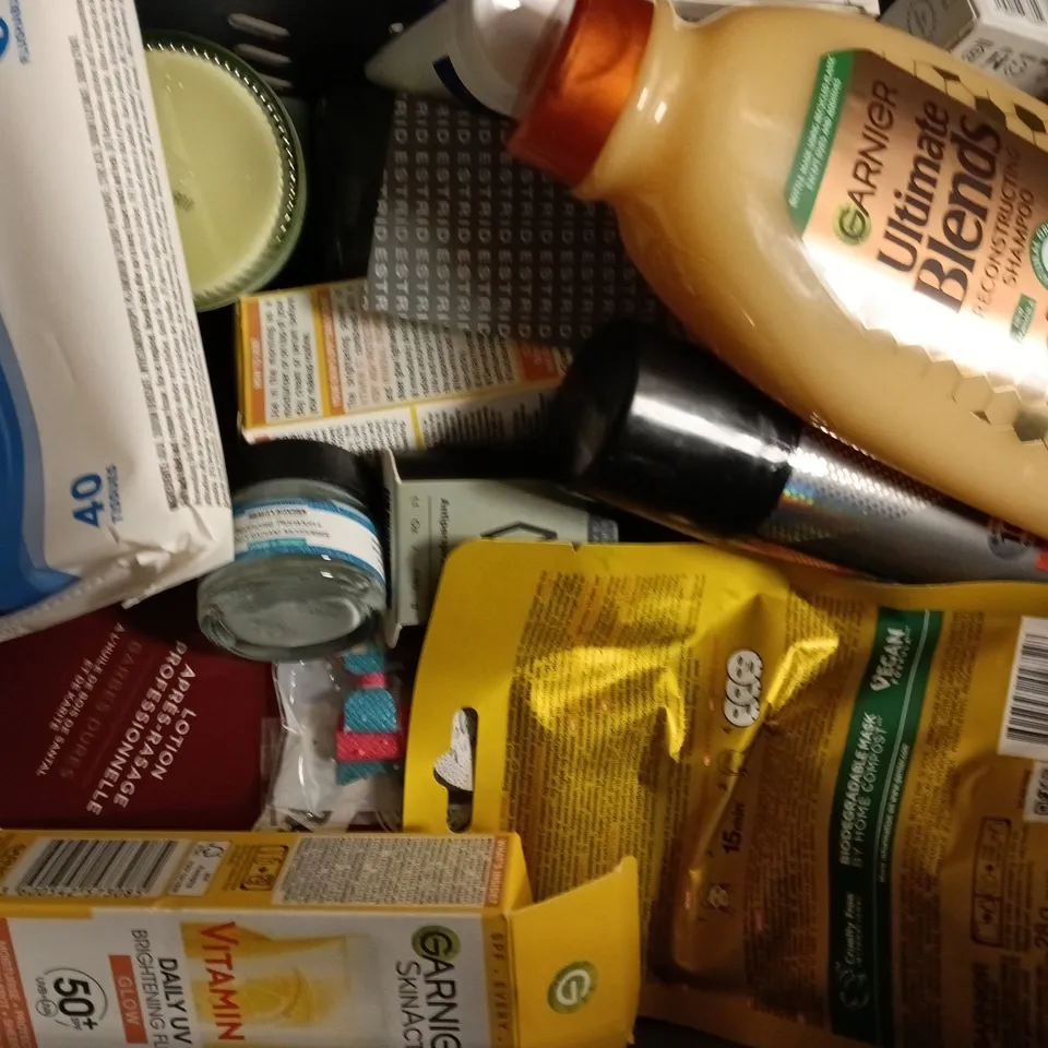 APPROXIMATELY 20 ASSORTED COSMETIC ITEMS TO INCLUDE TROPIC, GARNIER, HOEGOA, ETC - COLLECTION ONLY