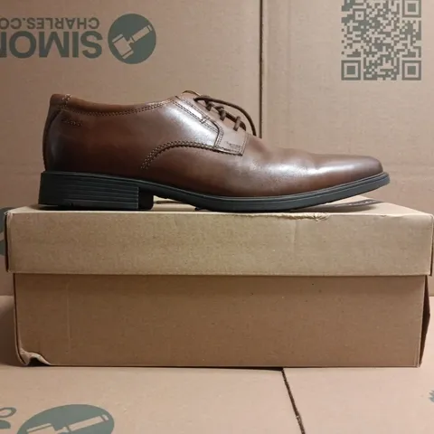 BOXED PAIR OF CLARKS LACE UP SHOES IN BROWN SIZE UK 10