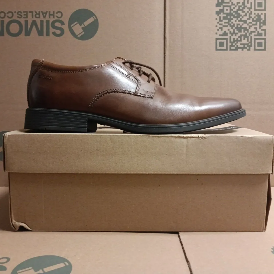 BOXED PAIR OF CLARKS LACE UP SHOES IN BROWN SIZE UK 10