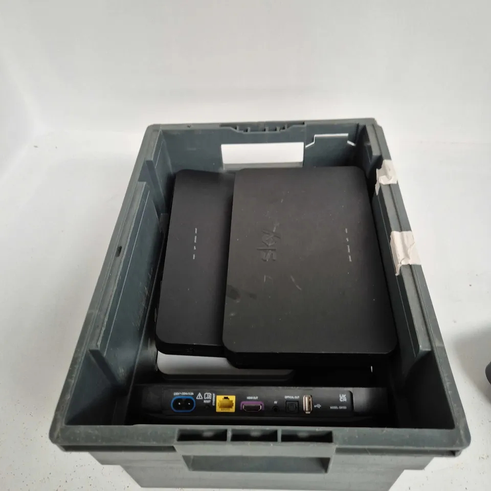 TOTE OF APPROXIMATELY 7 ASSORTED ITEMS TO INCLUDE: SKY ROUTER