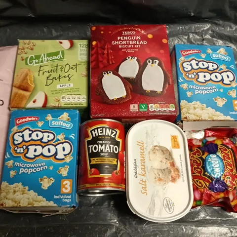 LOT OF APPROXIAMTELY 15 ASSORTED FOOD ITEMS TO INCLUDE SHORTBREAD KIT AND TOMATO SOUPS