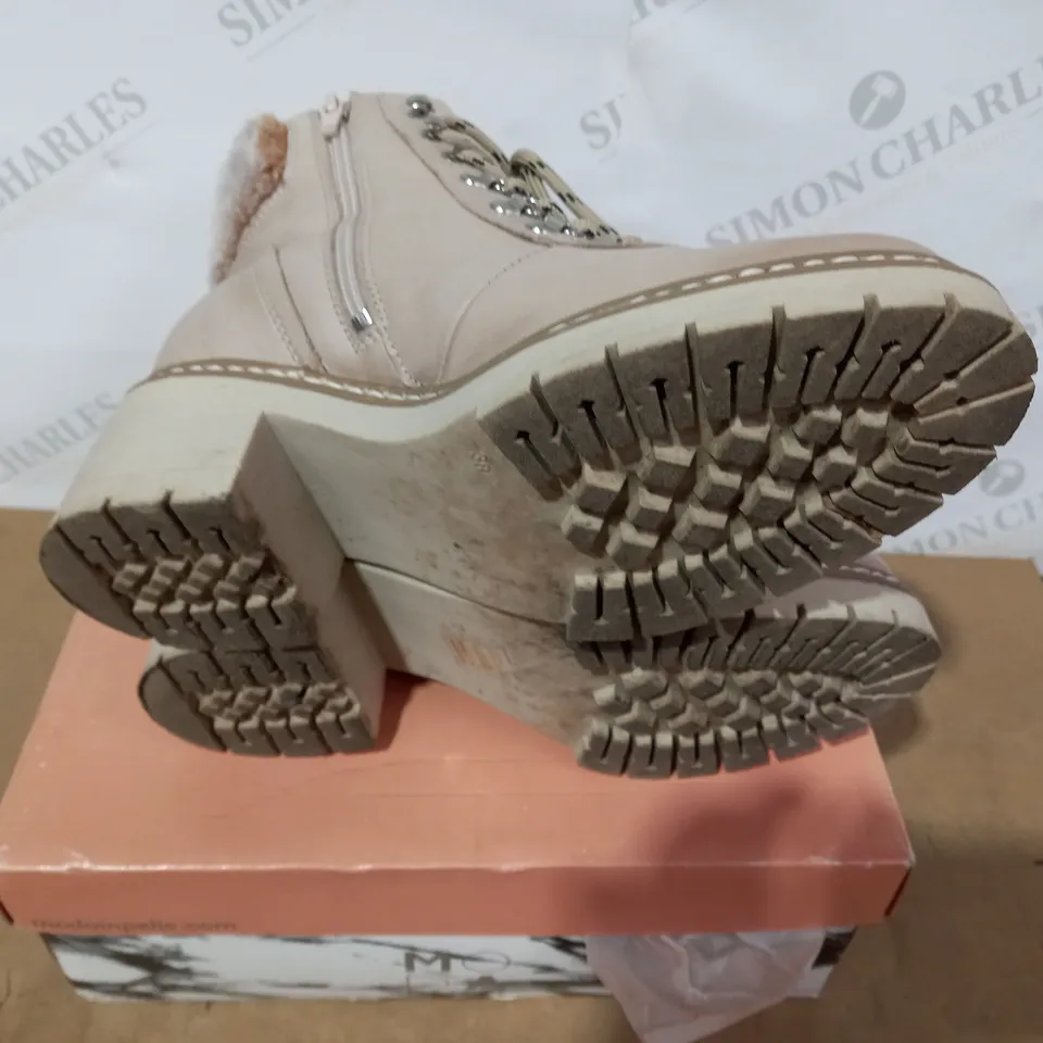 BOXED PAIR OF MODA IN PELLE BOOTS - SIZE 38