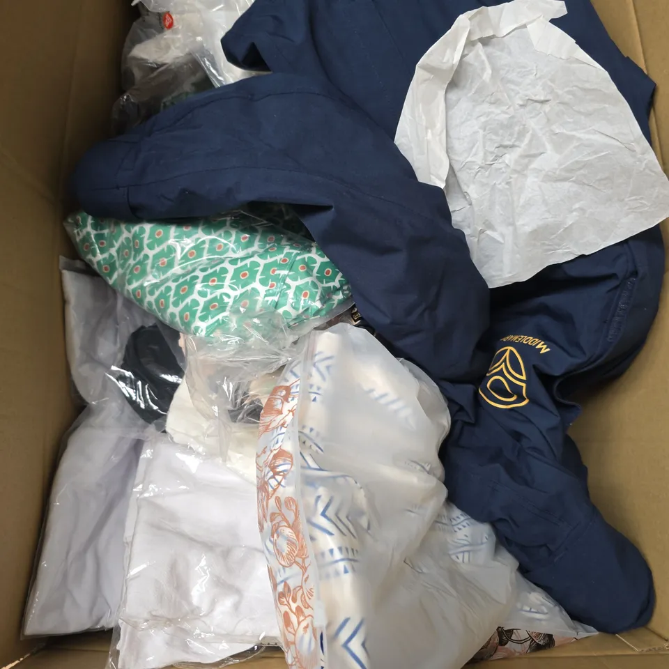 BOX OF APPROXIMATELY 20 ASSORTED CLOTHING ITEMS TO INCLUDE - DRESS, TOPS, JACKET, ETC