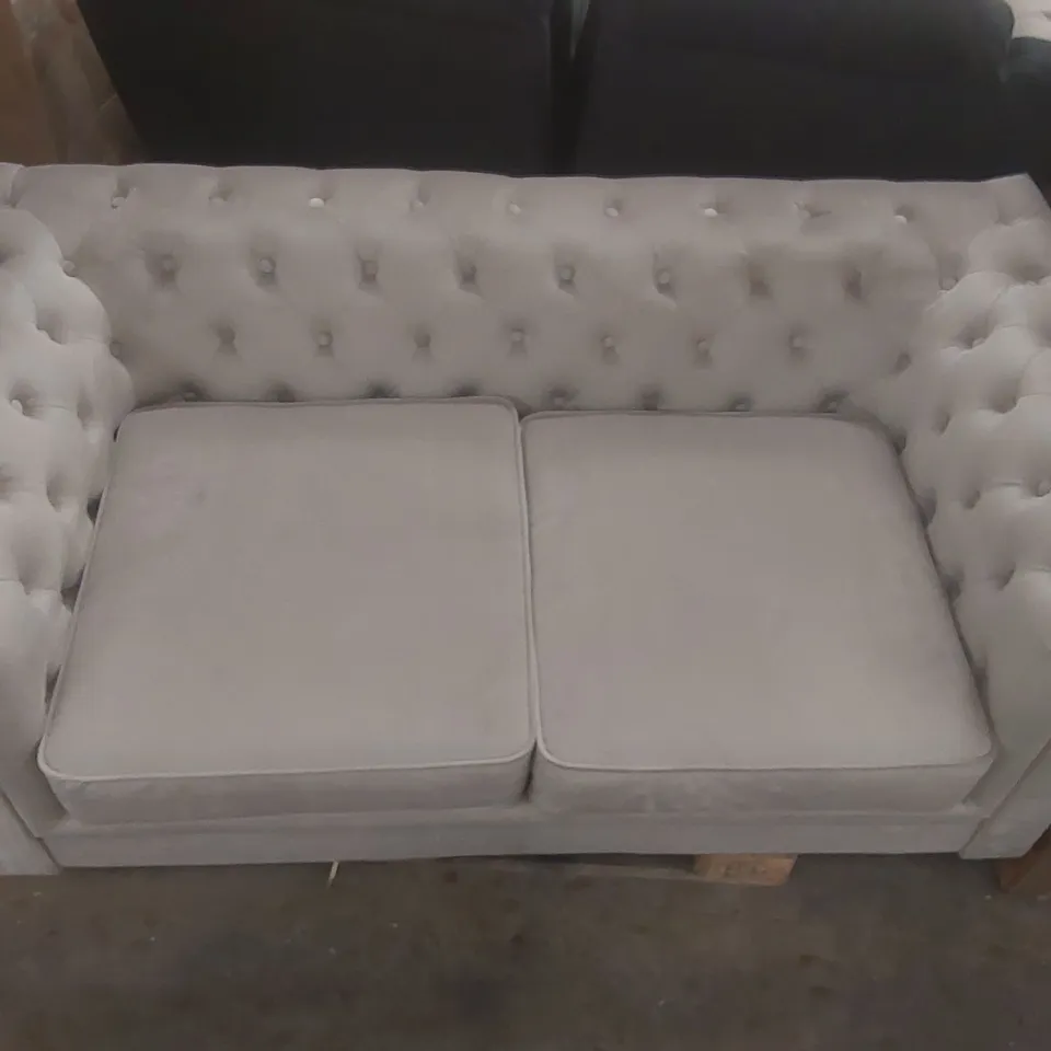 QUALITY DESIGNER VELVET UPHOLSTERED CHESTERFIELD 2-SEATER SOFA