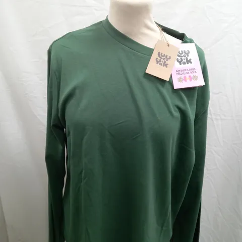 GREEN LUCY & YAK LONG SLEEVE T-SHIRT - SIZE MEDIUM