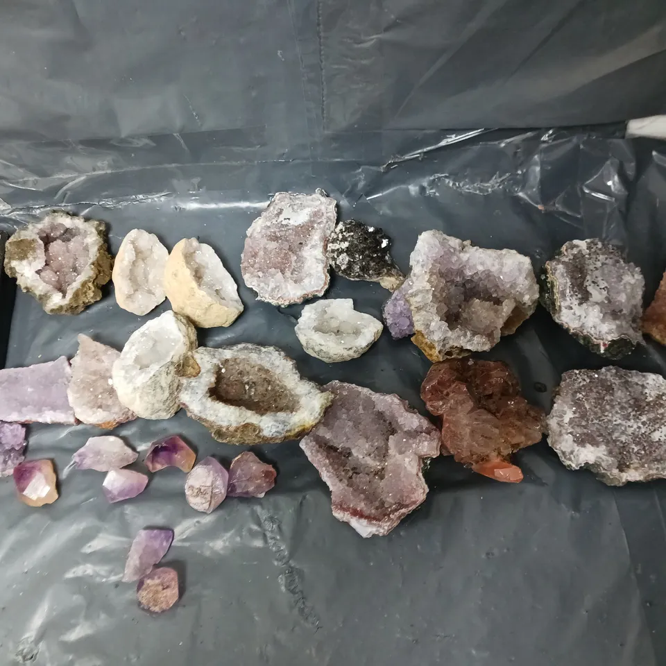 BOX OF APPROXIMATELY 8 ASSORTED ITEMS TO INCLUDE - ASSORTED GEMSTONES AND ROCKS 