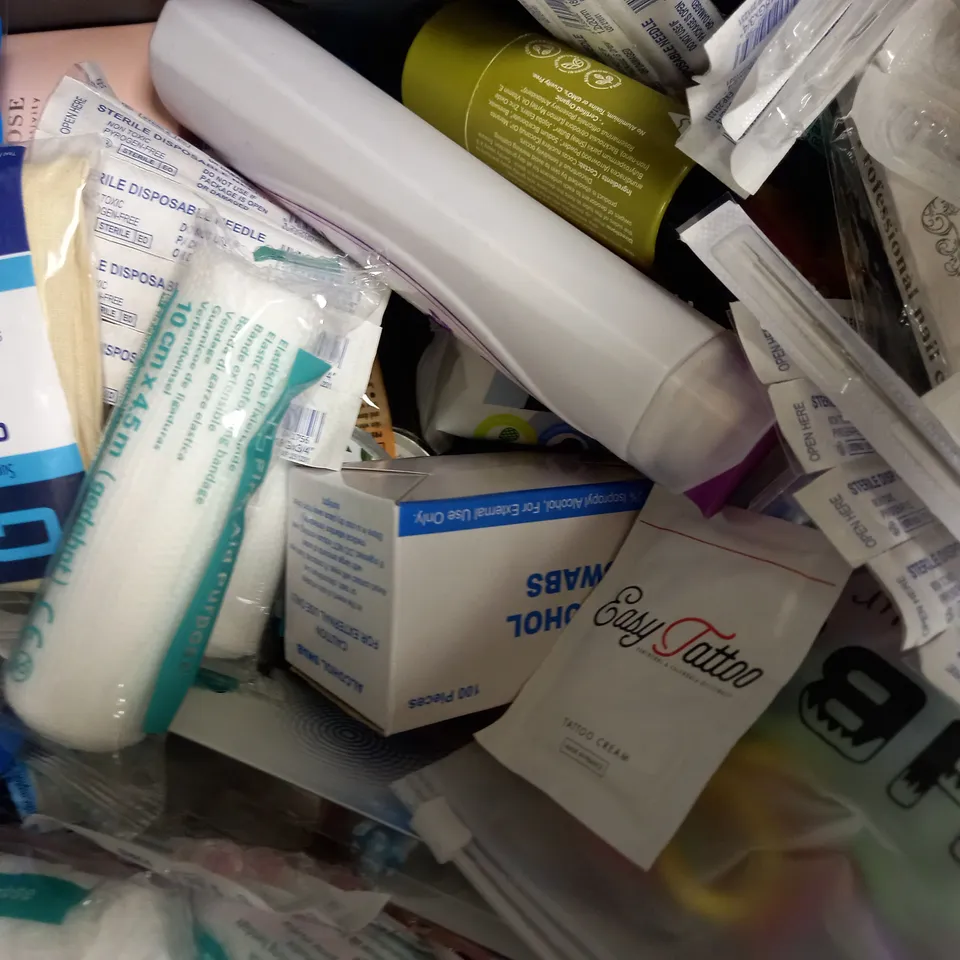 LOT OF APPROXIMATELY 20 HEALTH & BEAUTY ITEMS, TO INCLUDE FALSE NAILS, HYGIENE WIPES, LATTAFA FRAGRANCE, ETC