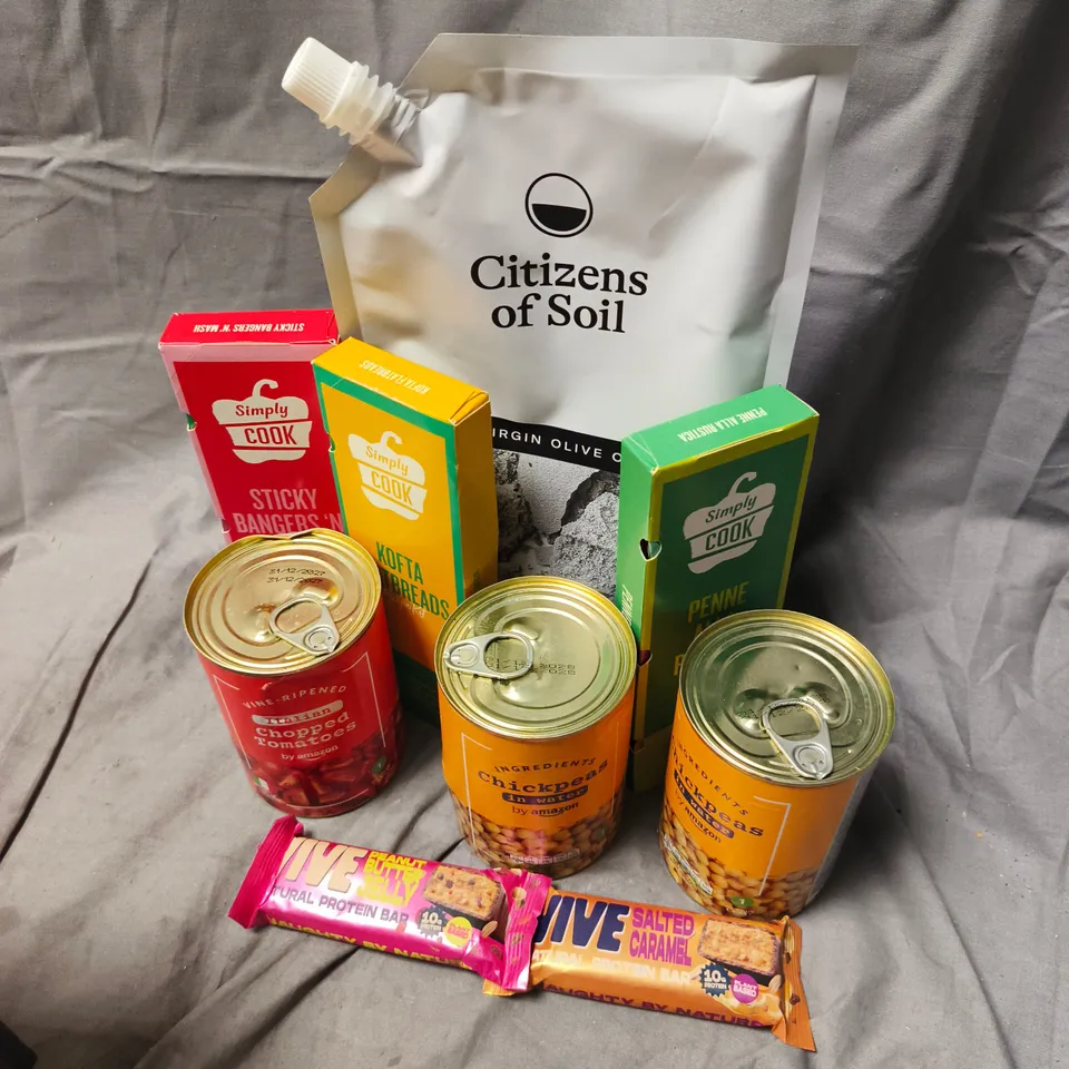 APPROXIMATELY 12 ASSORTED FOOD & DRINK ITEMS TO INCLUDE CITIZENS OF SOIL VIRGIN OIL, CHICKPEAS, RECIPE KITS, ETC - COLLECTION ONLY