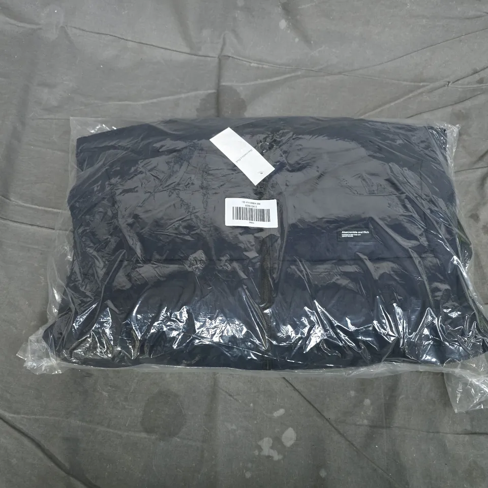 BAGGED ABERCROMBIE & FITCH LIGHTWEIGHT HOODED PUFFER JACKET IN NAVY - SMALL