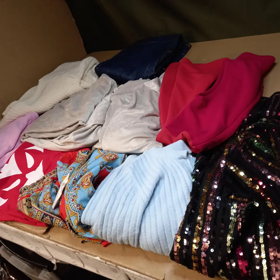 LOT OF APPROX 20 ASSORTED CLOTHING ITEMS VARYING IN SIZE/COLOUR/STYLE TO INCLUDE: TROUSERS, DRESSES, JUMPERS