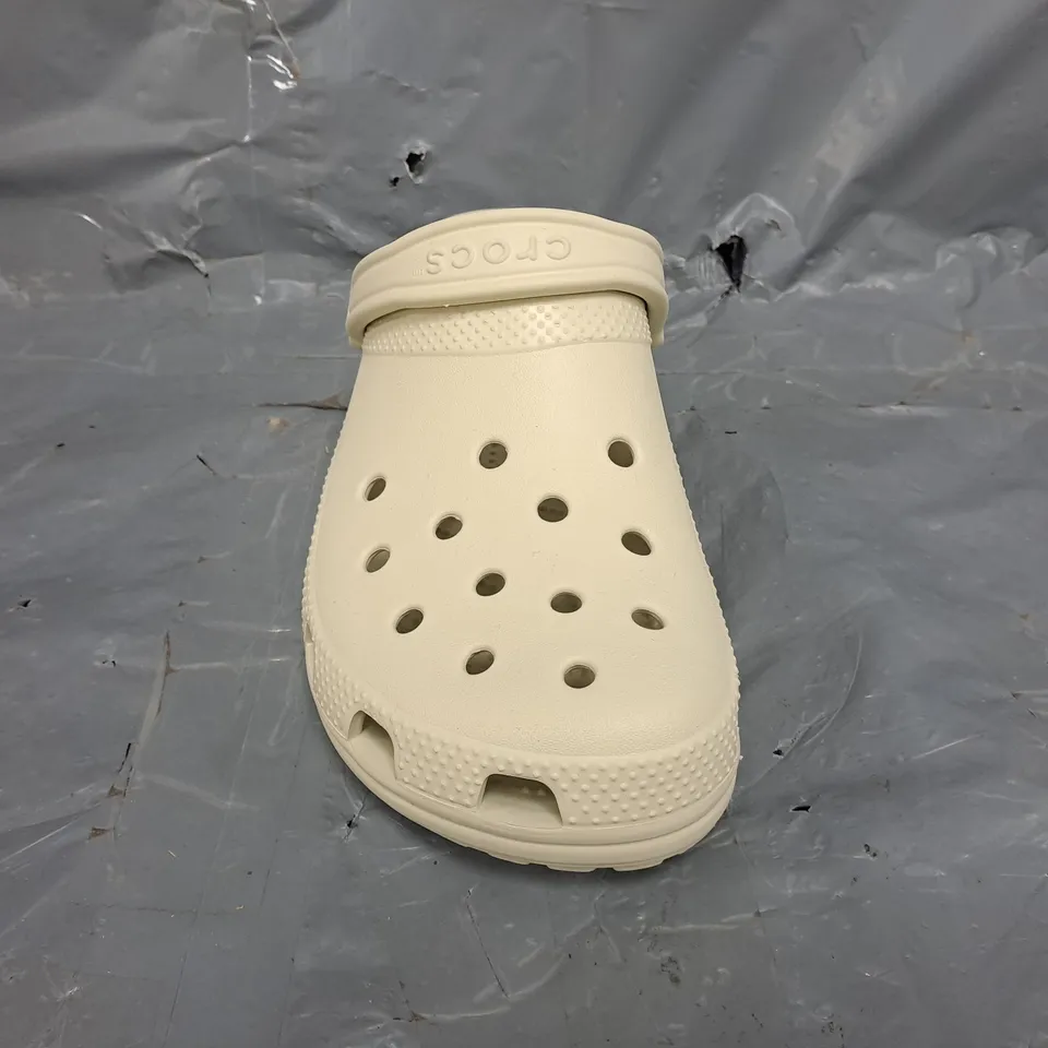 PAIR OF CROCS CLASSIC CLOGS IN CREAM SIZE UK M8/W9