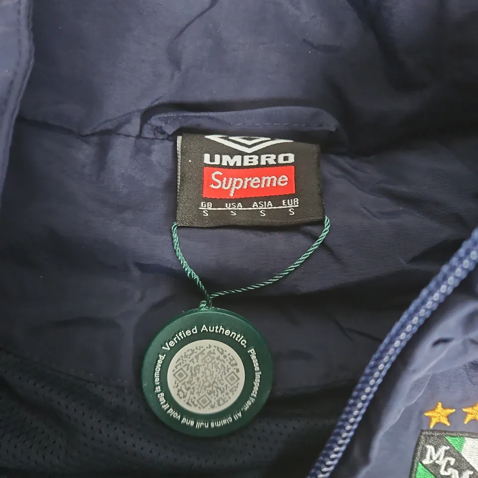UMBRO SUPREME JACKET IN NAVY - SMALL